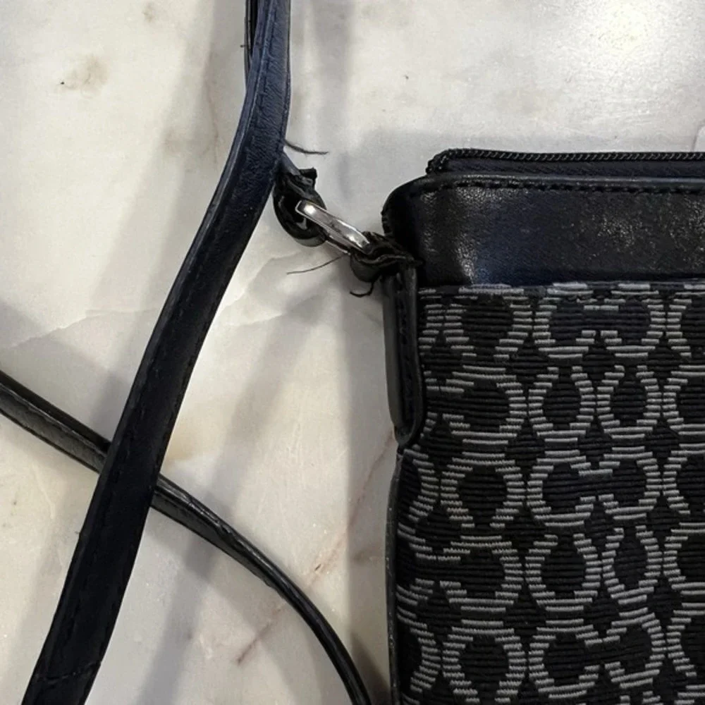 Coach Madison Art Needlepoint Swingpack‎ signature jacquard fabric leather trim.
